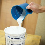 PLASTIKOWY POJEMNIK NA FARBĘ (600 ML)